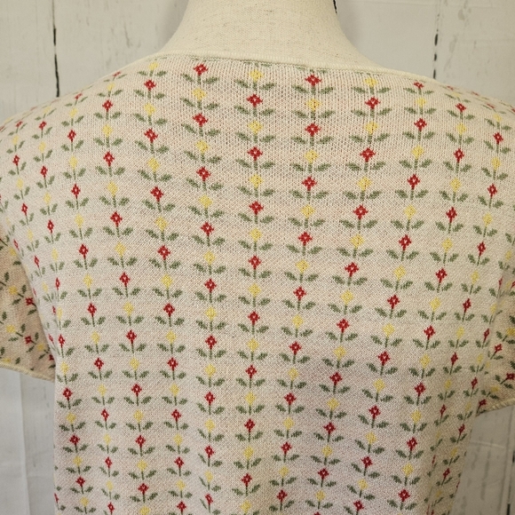 Modcloth Floral V Neck Shoet Sleeve Sweater - Picture 7 of 9